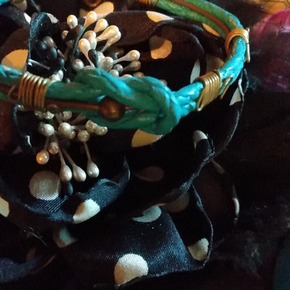 Boutique earrings & bracelet - Picture 3 of 6